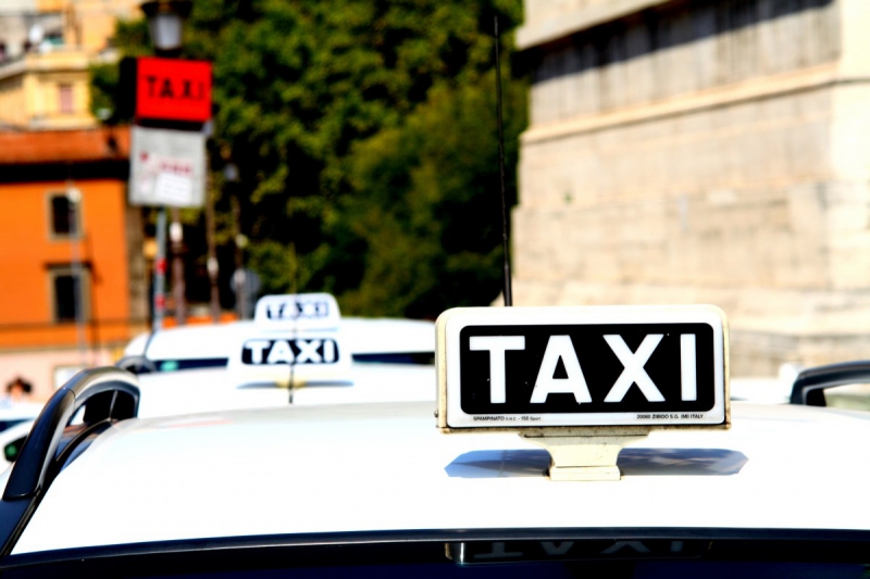 taxis-TANNERON-min_taxi_auto_rome_road_white-1051610